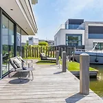 Luxe villa met aanlegsteiger aan het Veerse meer