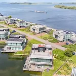 Luxe villa met aanlegsteiger aan het Veerse meer