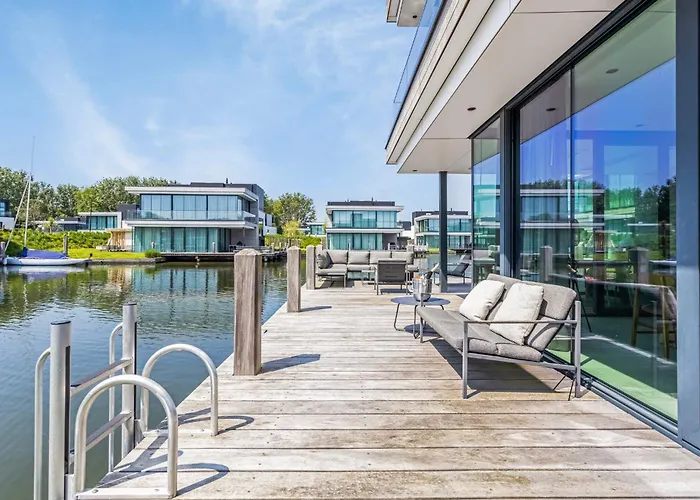 Luxe villa met aanlegsteiger aan het Veerse meer