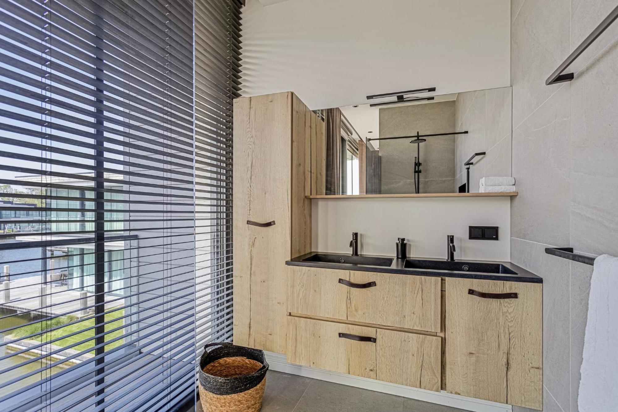 Luxe Met Aanlegsteiger Aan Het Veerse